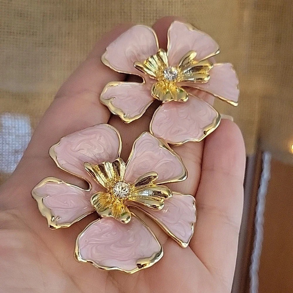 🔥LAST PAIR🔥 BOLD BLOSSOM STATEMENT EARRINGS - Picture 4 of 9